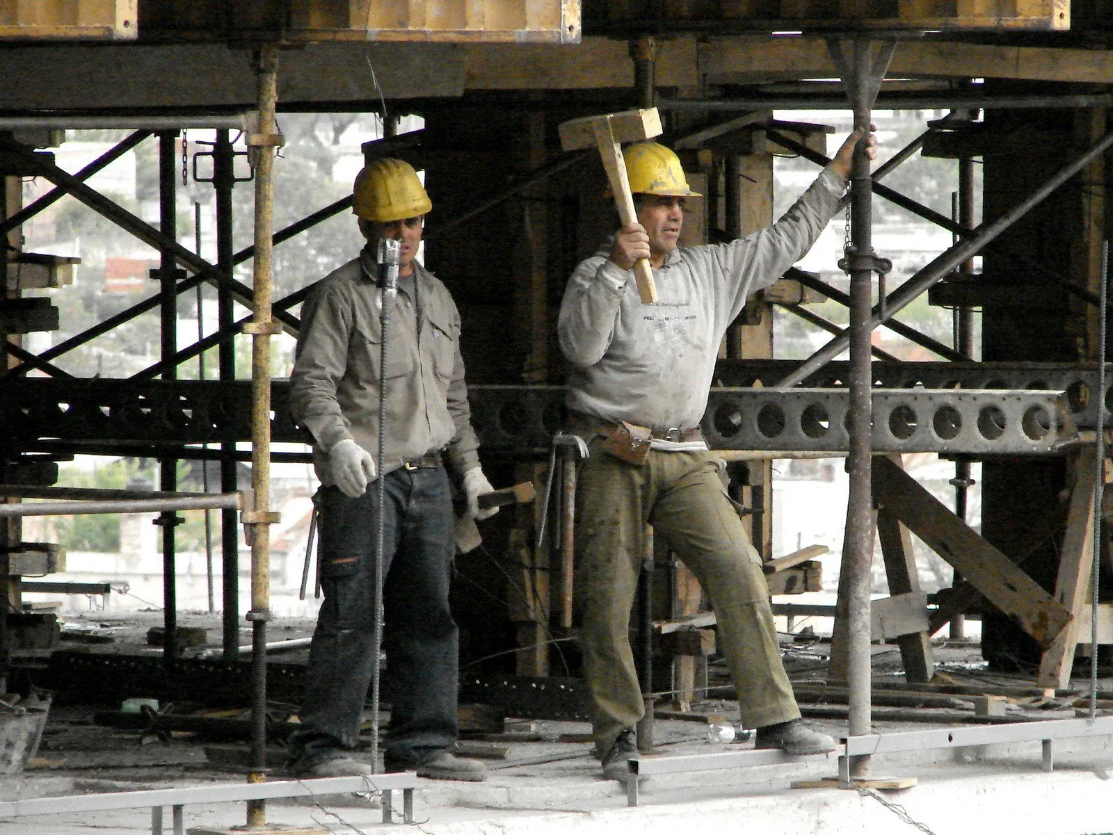 desArmadero ONIRIA: hombres trabajando