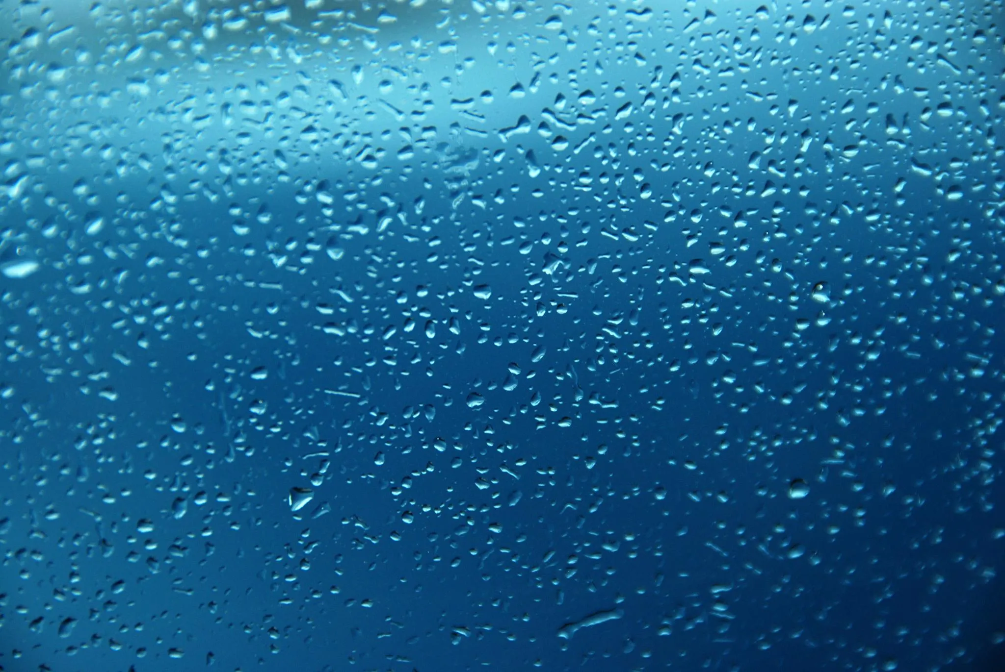 Descargar original Gotas de agua sobre fondo azul metálico Autor ...