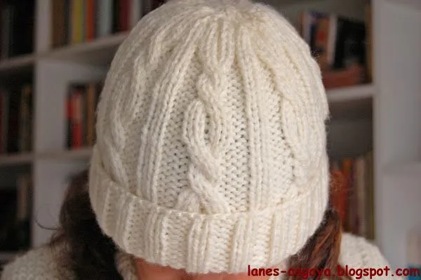 Descubre cómo hacer un gorro de lana con tejido trenzado gracias a ...