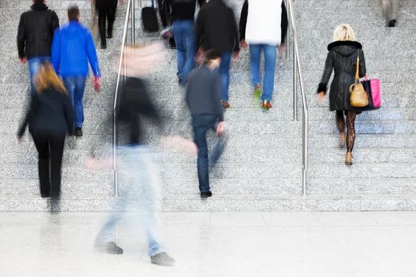 Desenfoque de movimiento de personas caminando en las escaleras ...