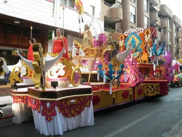 Desfile de Carrozas de Dénia. Falla Les Roques