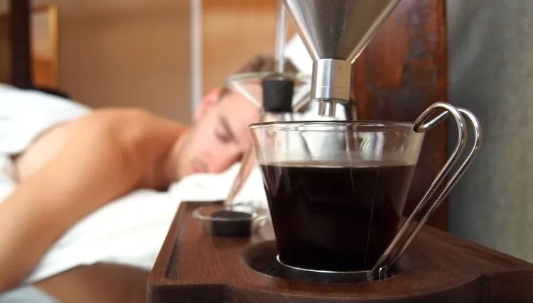 Un despertador-cafetera que amanece con un café recién hecho