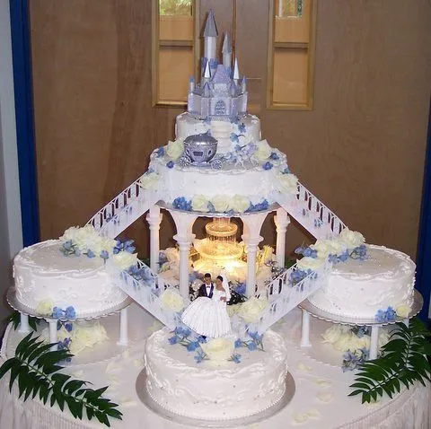 DETALLE-ARMADO DE TORTA BODA, CASTILLO, LUCES Y PILETA DE AGUA ...