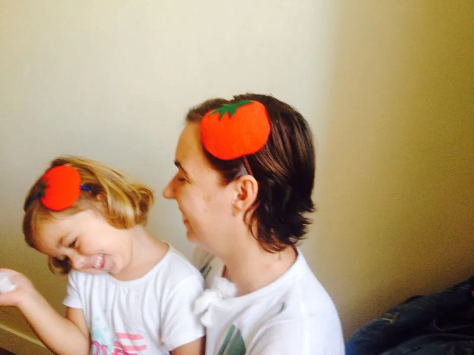 Diadema con tomate de fieltro | Diademas, Peinados, Fieltro