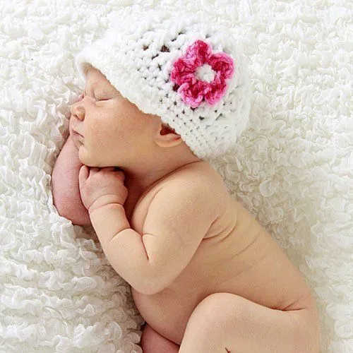 Bebé con gorrito de flor durmiendo - Fotos a bebés dormilones