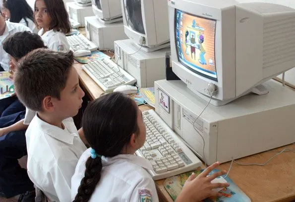 Dibujos de niños usando la computadora - Imagui