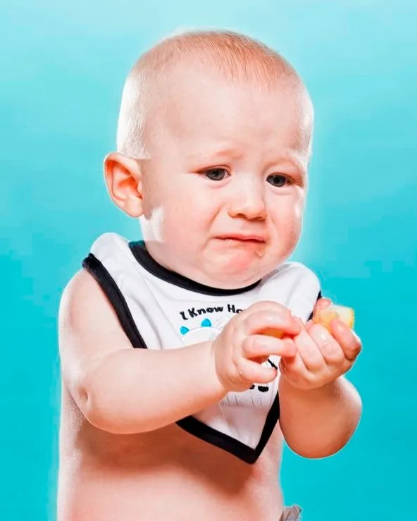 Diez fotos graciosas de bebé: comer limón por primera vez_Spanish ...