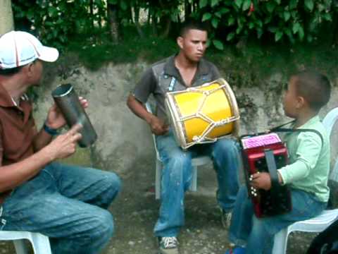 Diomenes niño que toca acordeon.MOV - YouTube