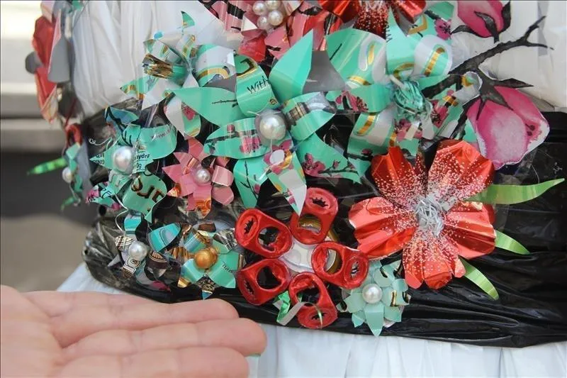 Diseñadora crea vestidos con material reciclado para pedir océanos limpios - San Diego Union-Tribune en Español