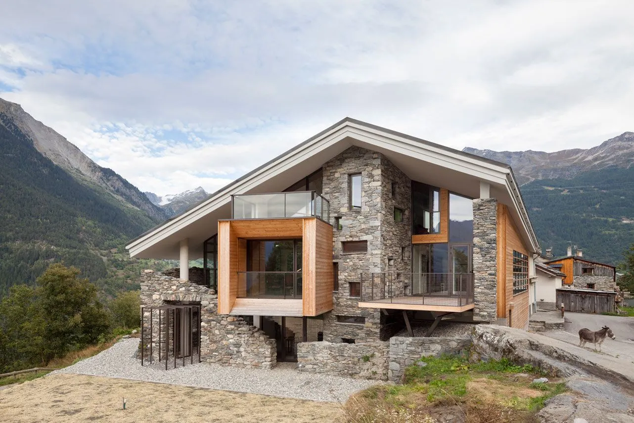 Diseño de casa moderna en la montaña, fachada piedra madera ...