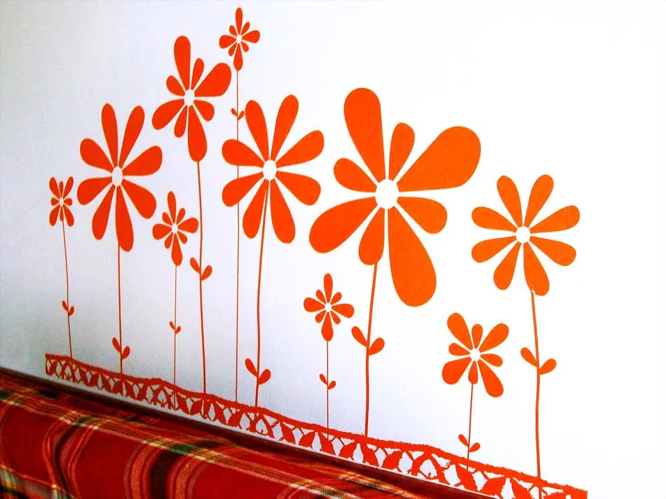 Diseño de flores sobre vinilo decorativo naranja