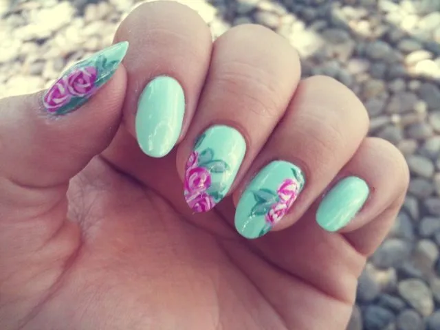 Diseño de uñas con flores vintage - Confetti Rush