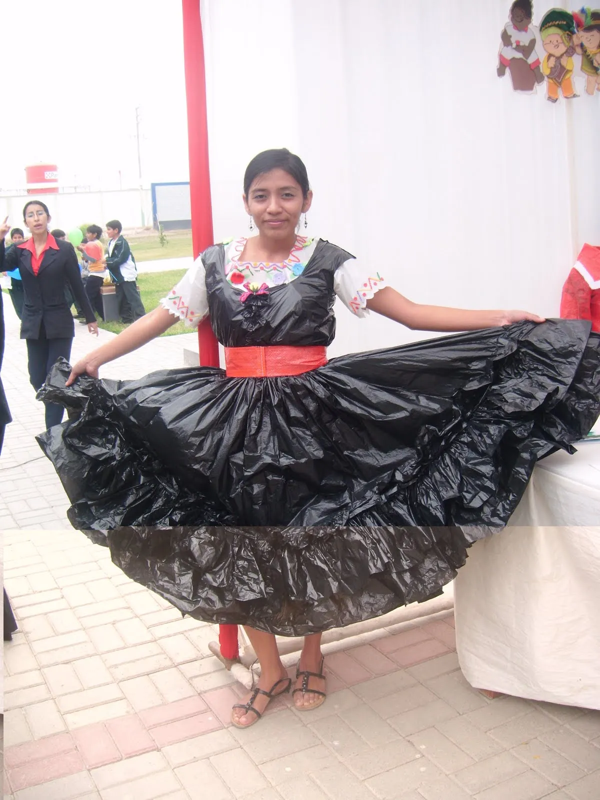 Trajes con materiales reciclables - Imagui