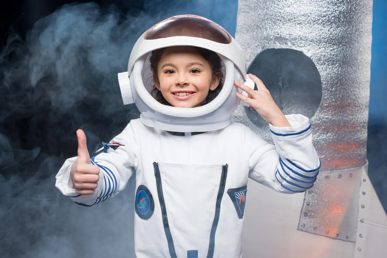 Cómo hacer un disfraz de astronauta para niños - Consejos para el traje  espacial, casco y mochila