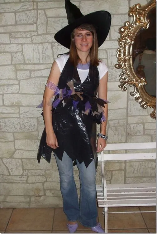 Disfraz casero de bruja hecho con bolsas de basura | Halloween apron, Trash  bag, Witch shoes