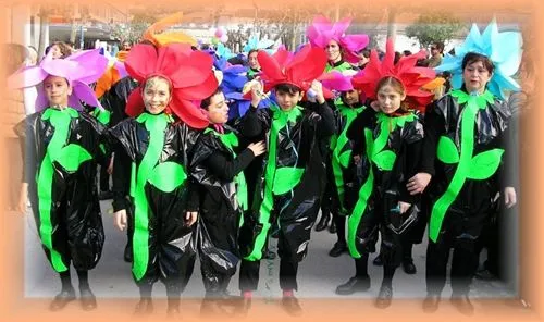 disfraz de flor de plástico y papel para grupos - Disfraz casero