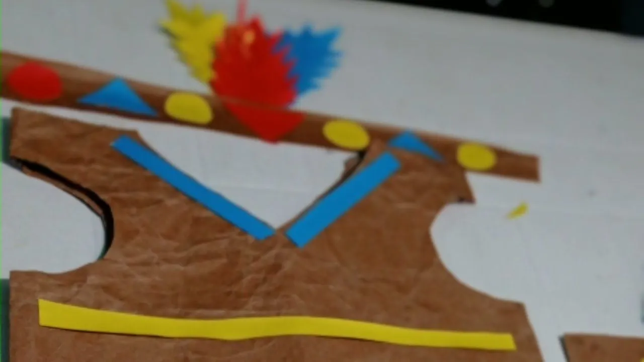 DISFRAZ DE INDIO CON BOLSAS DE PAPEL/ TRAJE DE LA REGION SELVA ATUENDO DE INDIO CON RECICLADOS - YouTube