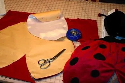 como hacer un disfraz de mariquita para halloween | Trato o truco