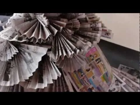 Como hacer un disfraz de papel de periodico - Imagui