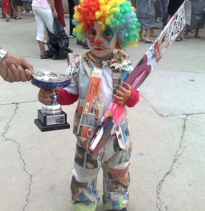 Disfraz de Payaso con Papel de Periodico -Manualidades Infantiles