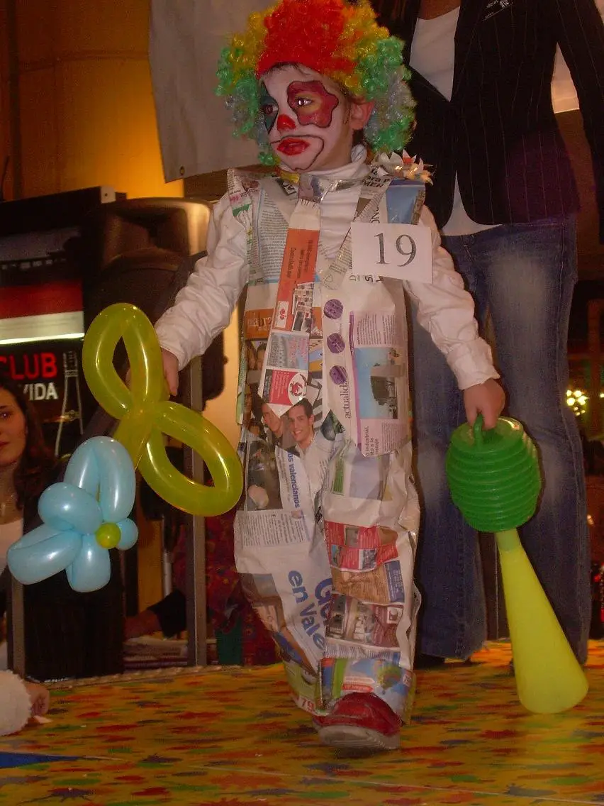 Disfraz de Payaso con Papel de Periodico -Manualidades Infantiles