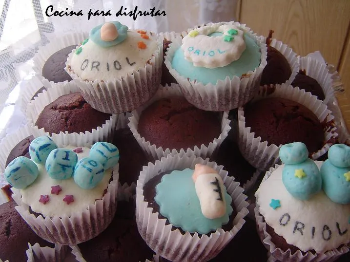 COCINA PARA DISFRUTAR: MUFFINS DE CACAO DECORACIÓN DE BEBÉ