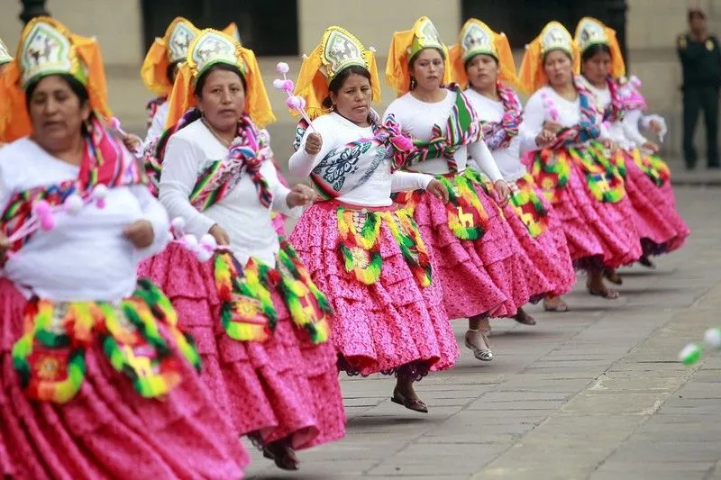 Distrito puneño de Unicachi presentó colorido pasacalle en el ...