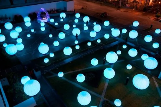 DJ Light by Cinimod Studio. Instalación para Navidad de Endesa en ...