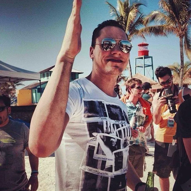 DJ Tiesto – Club Life 355 [SBD] (19-01-2014) | Club Life Show ...