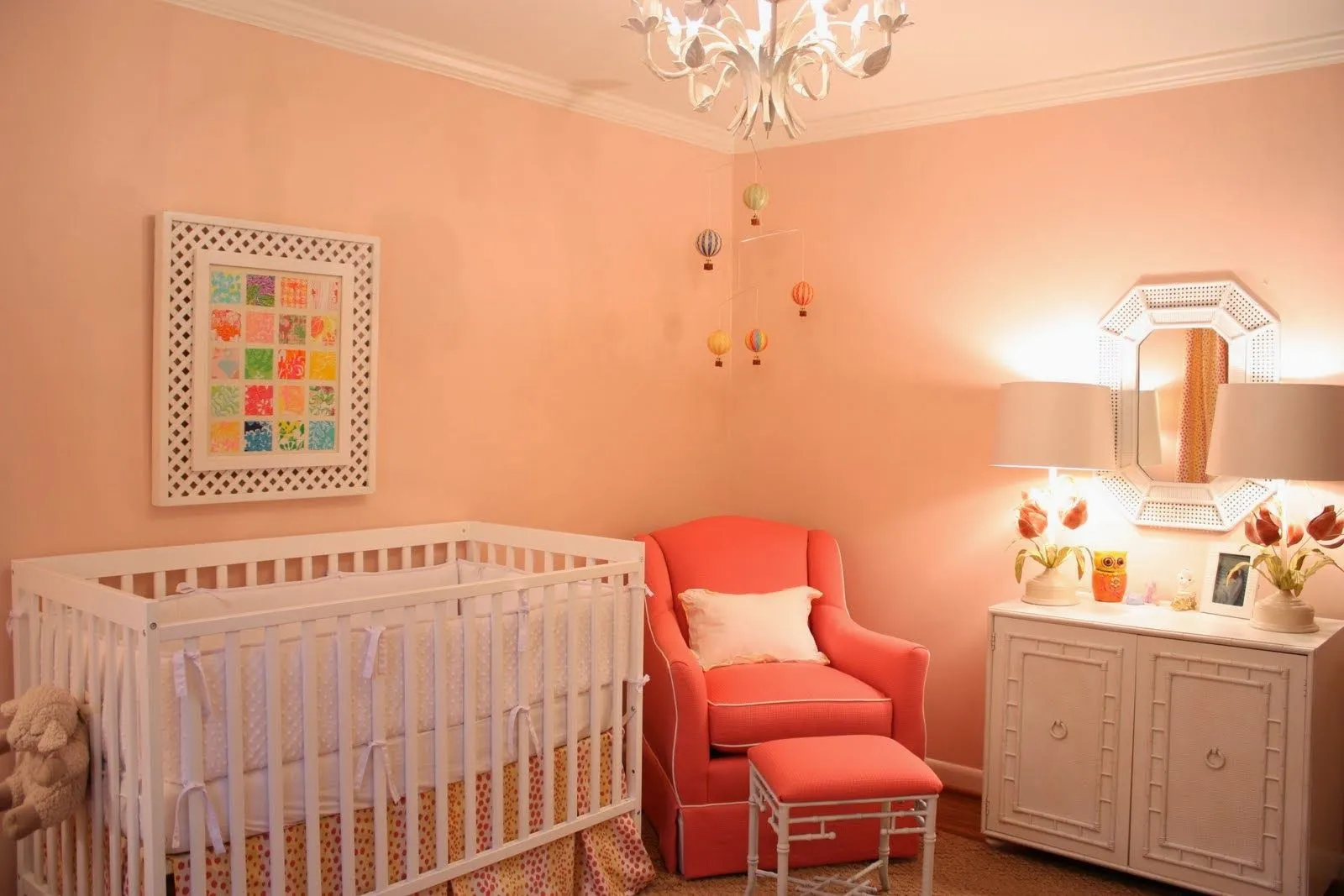 Dormitorio de bebé en crema y coral - Dormitorios colores y estilos