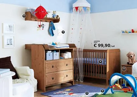 Un dormitorio para bebé de Ikea, con cuna y cambiador