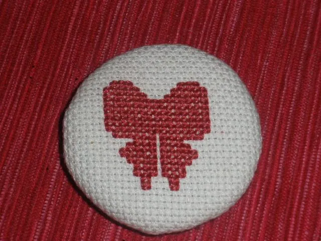 MIS DSASTRES: BROCHE LAZO PUNTO DE CRUZ