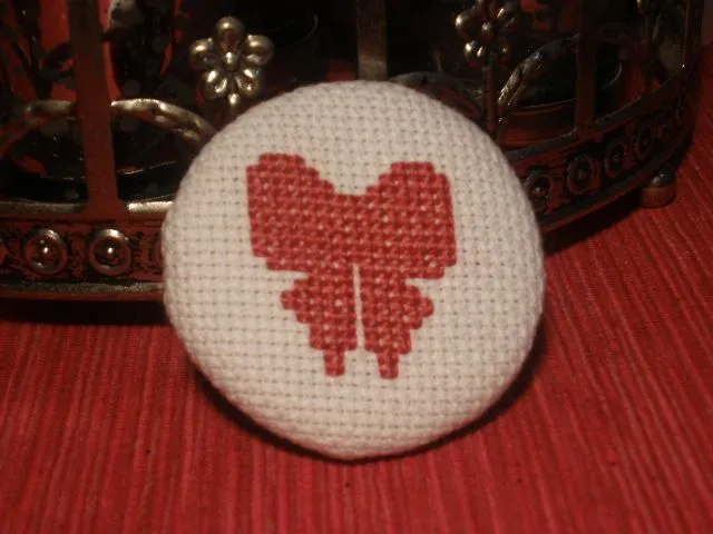 MIS DSASTRES: BROCHE LAZO PUNTO DE CRUZ