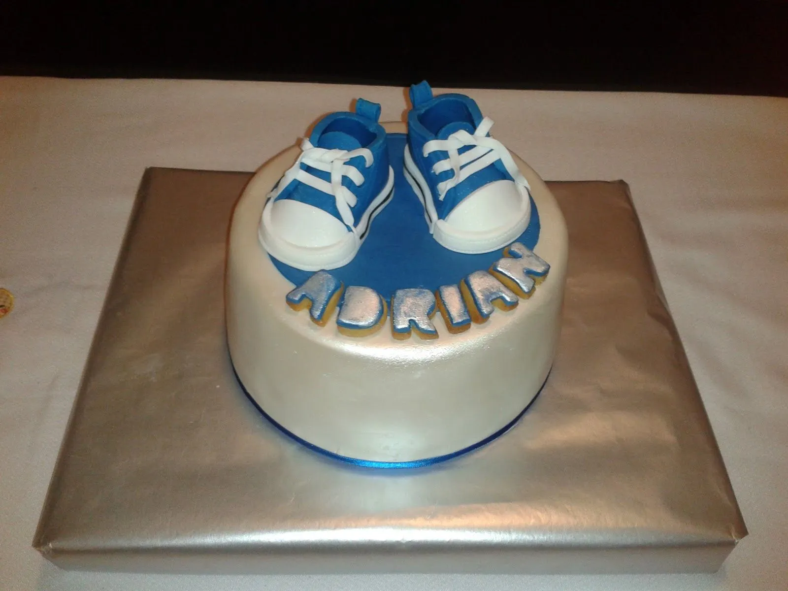 DUART CAKES: Tarta Bautizo Bambas Converse bebe