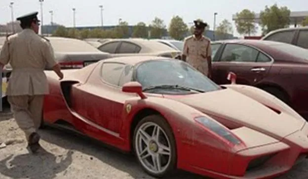 Dubai y Abu Dhabi: miles de coches de lujo abandonados por la fuga ...