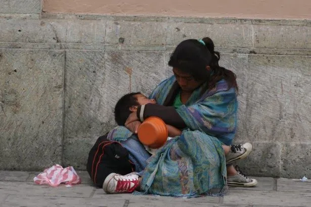 Por qué duerme el niño de las que mendigan en la calle?