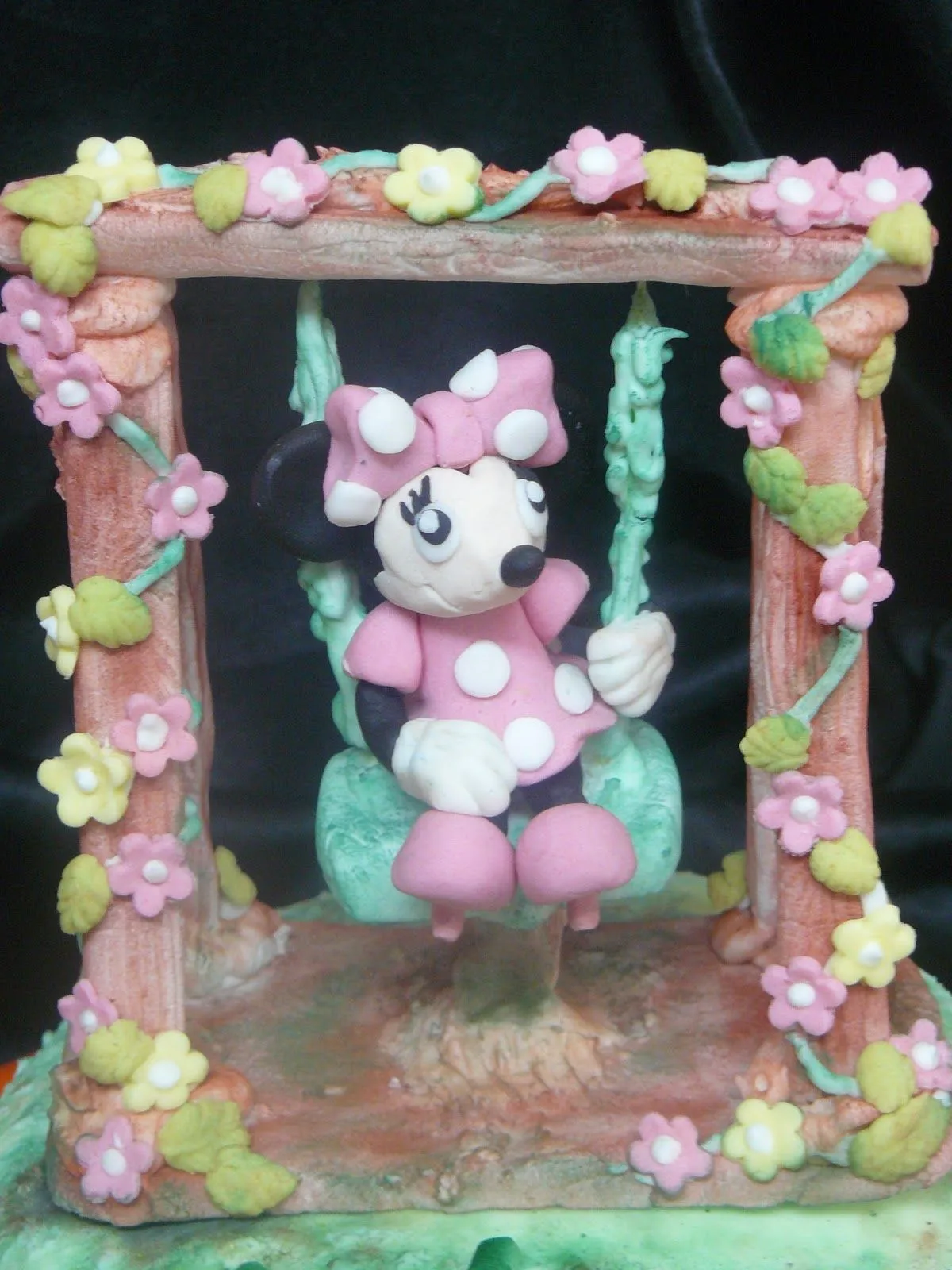 Dulce fondant: Minni en columpio de pastillaje