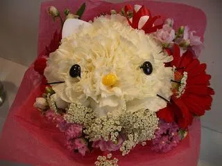 Dulces arreglos florales de Hello Kitty. Mascotas florales ...