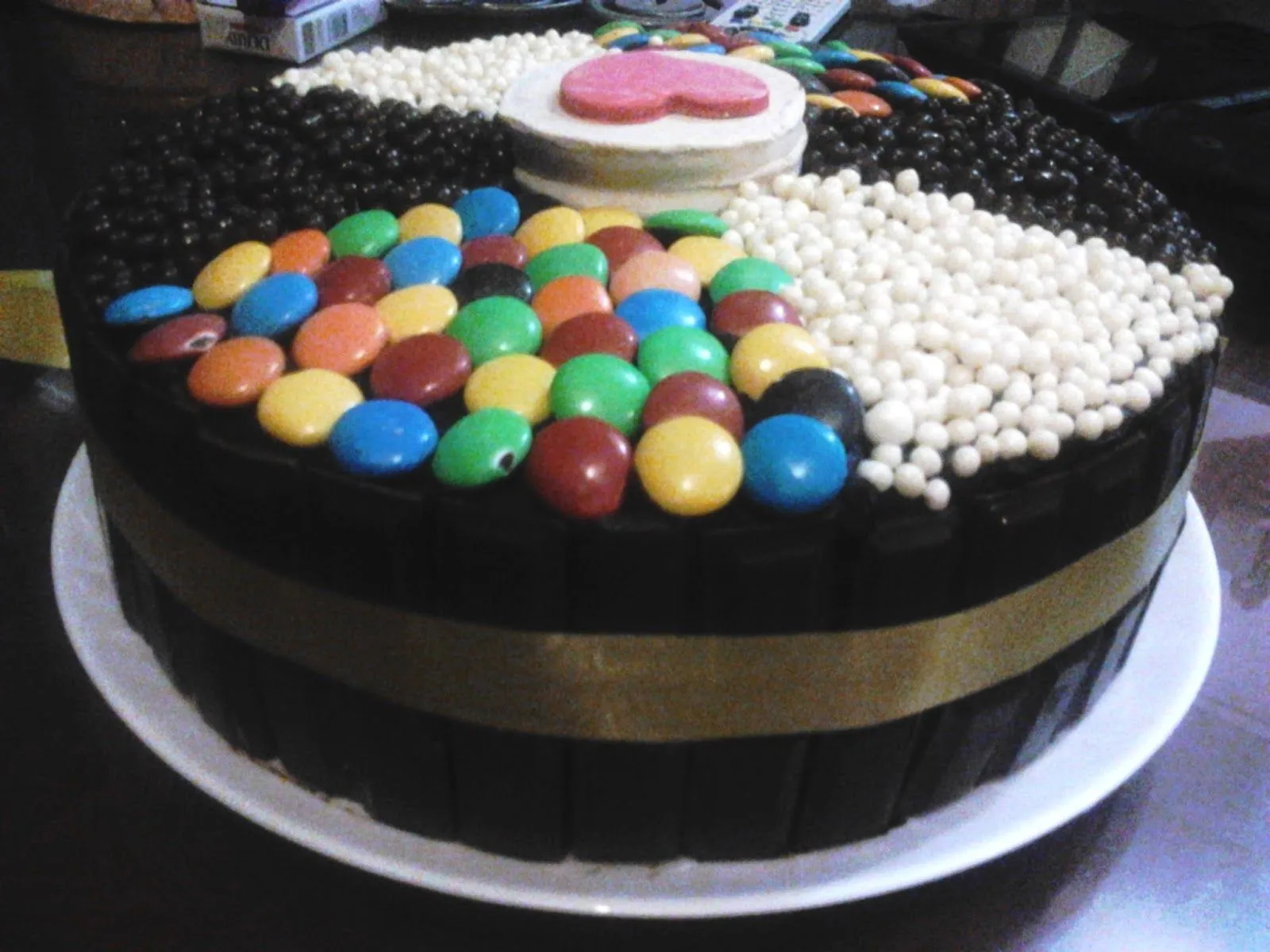 Dulces Pasteles cakes: Torta en variedad de chocolates acompañada ...