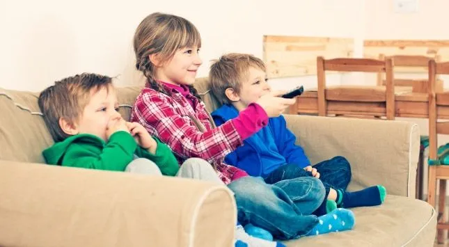 Imagenes de niños mirando television - Imagui