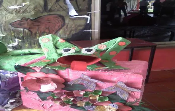 Elaboración de objetos artesanales con materiales de desechos en ...