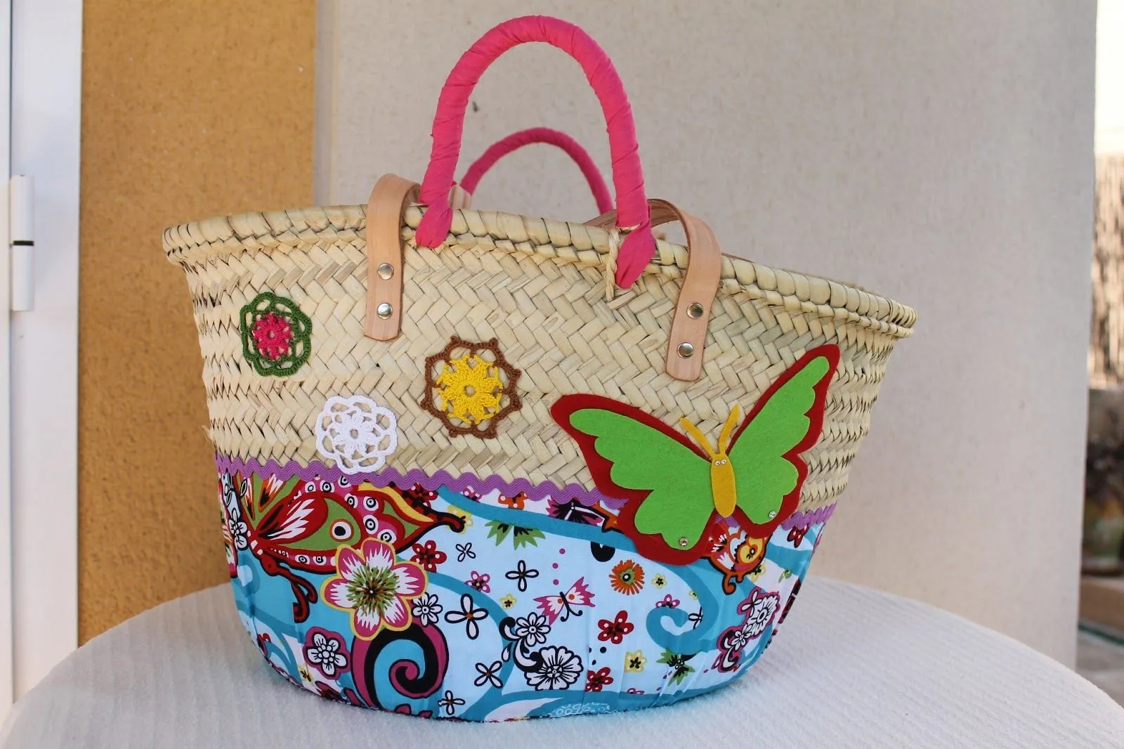 elcosturerodecarla: Capazo tipo bolso decorada con mariposa y flores.