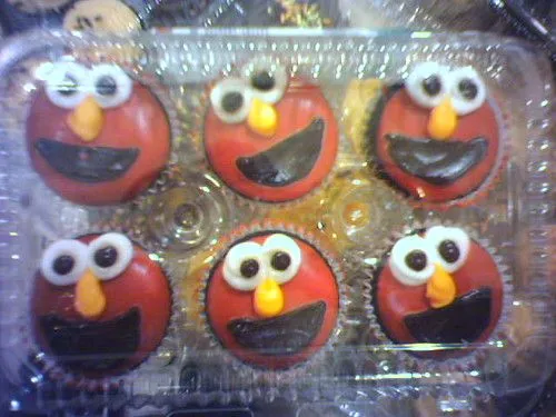 Elmo muffins! - a photo on Flickriver