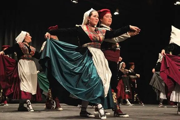 Els carretons i la dansa marquen l'inici de la festa major de Tona ...