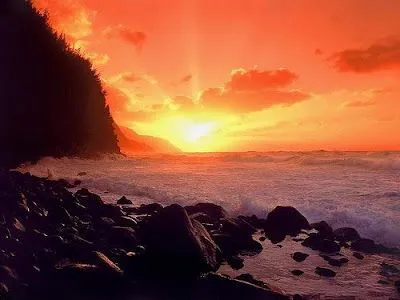 Los enamorados disfrutan de la Belleza de los románticos Atardeceres