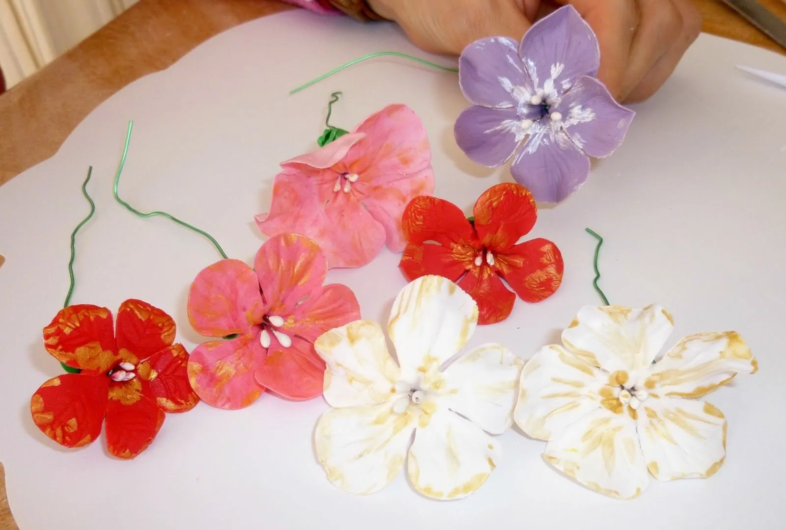 Endulza tu cocina: Cómo hacer flores con pasta de goma!