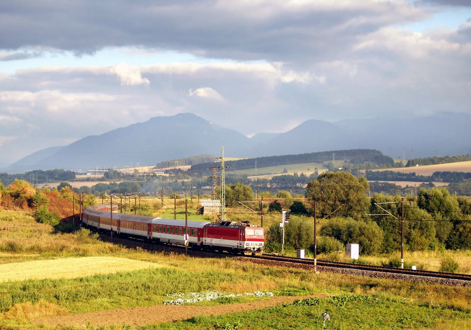 Enorme tren cruzando por hermosos paisajes rurales | Banco de Imagenes