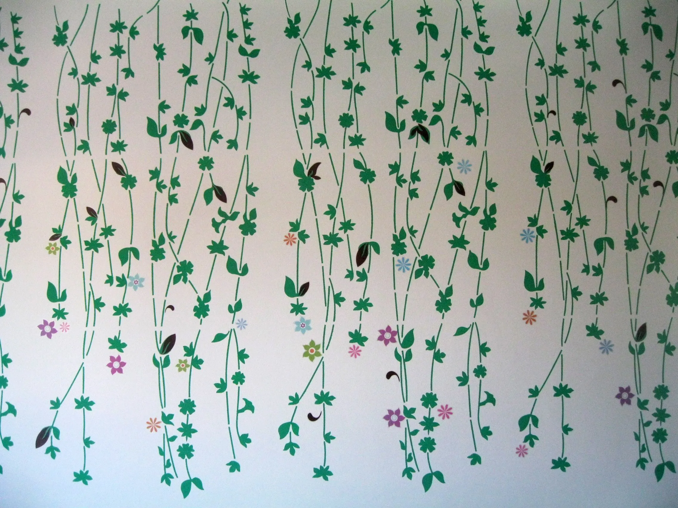 Enredadera pintada con plantillas con pegatinas de flores. | Diseño de  pintura de pared, Enredaderas con flores, Flores