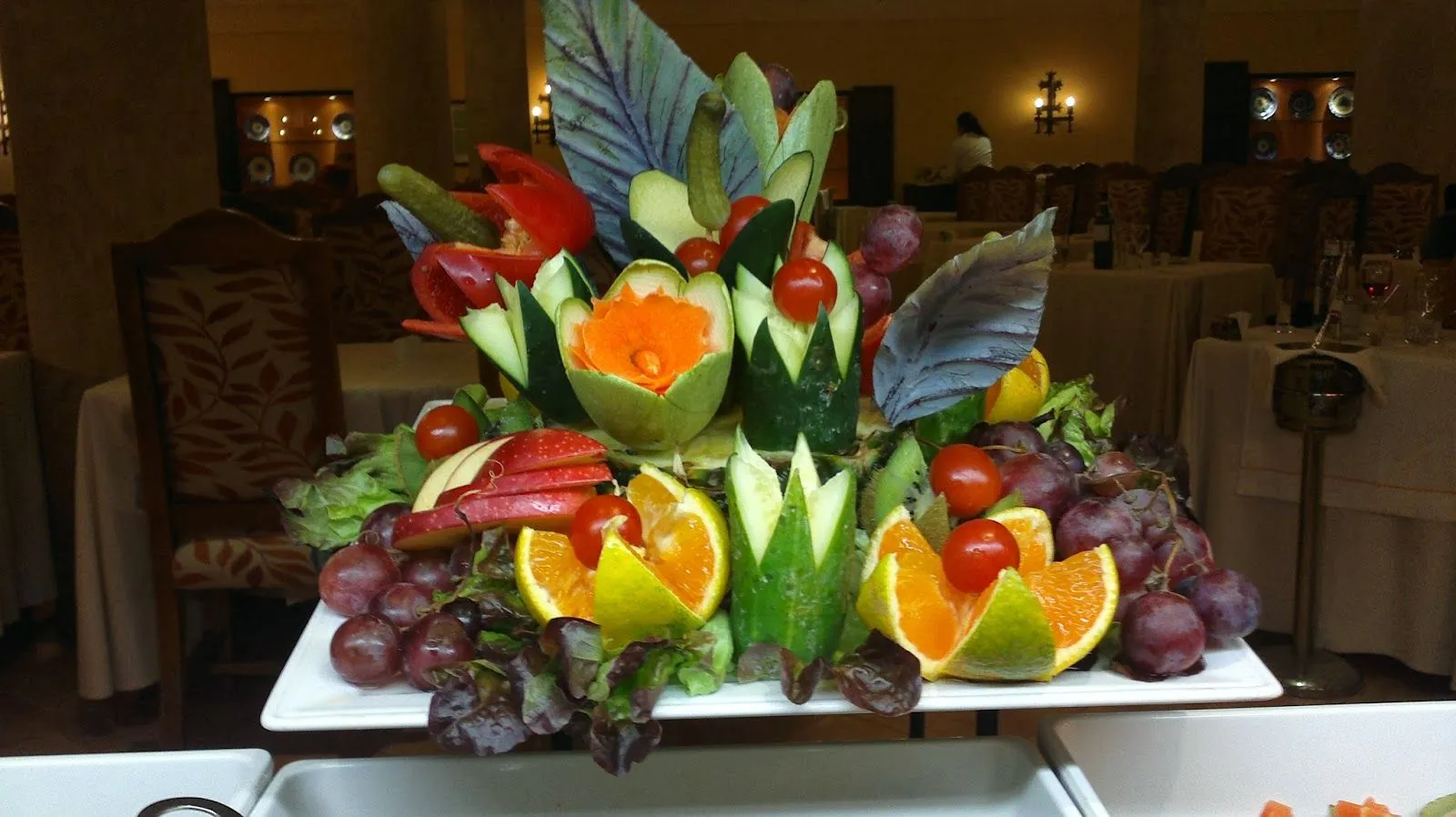 Ensaladas en la mesa: Decoración de frutas y verduras