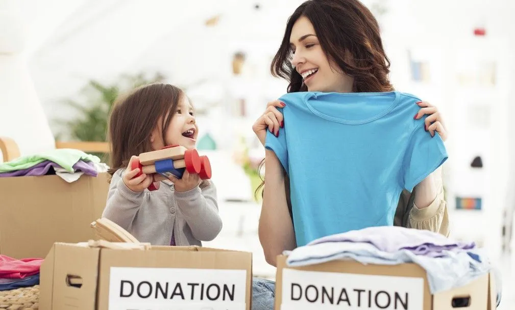 Cómo enseñar a los niños el valor de la solidaridad | Estilo de Vida Madres  | Univision